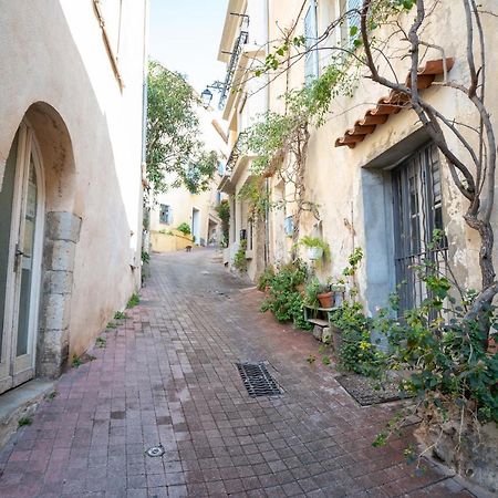 Le Charme Du Medieval Dans Un Appartement Cosy อิแยร์ ภายนอก รูปภาพ