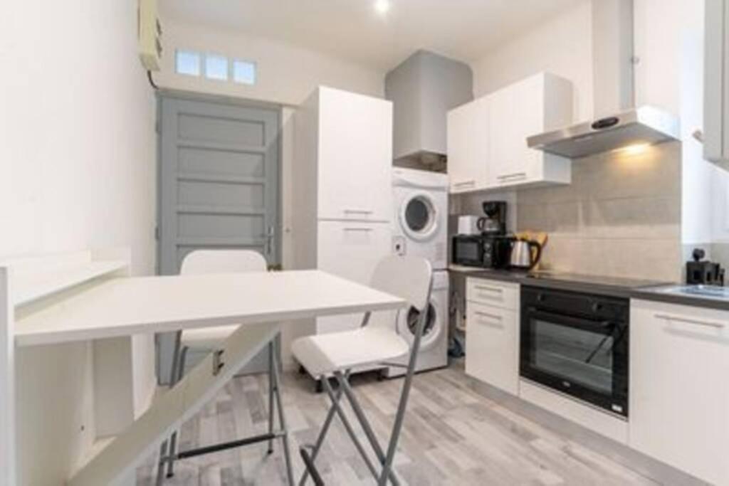 Le Charme Du Medieval Dans Un Appartement Cosy อิแยร์ ภายนอก รูปภาพ